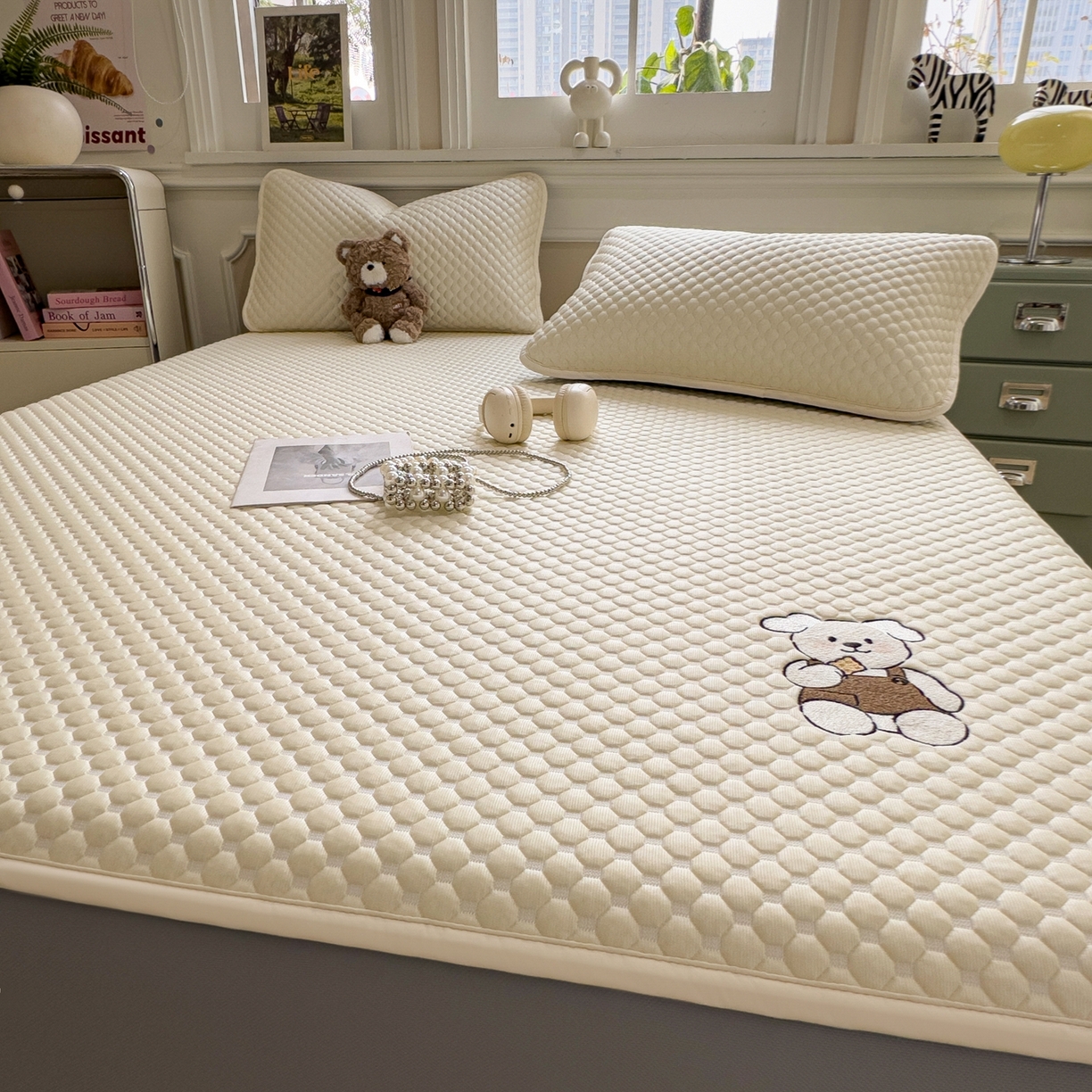 91家纺网 家纺一手货源 找家纺 卡初家居（原微来） 2026新款冰豆豆凉席刺绣款凉席席子-小熊饼干 奶酪黄-床笠款