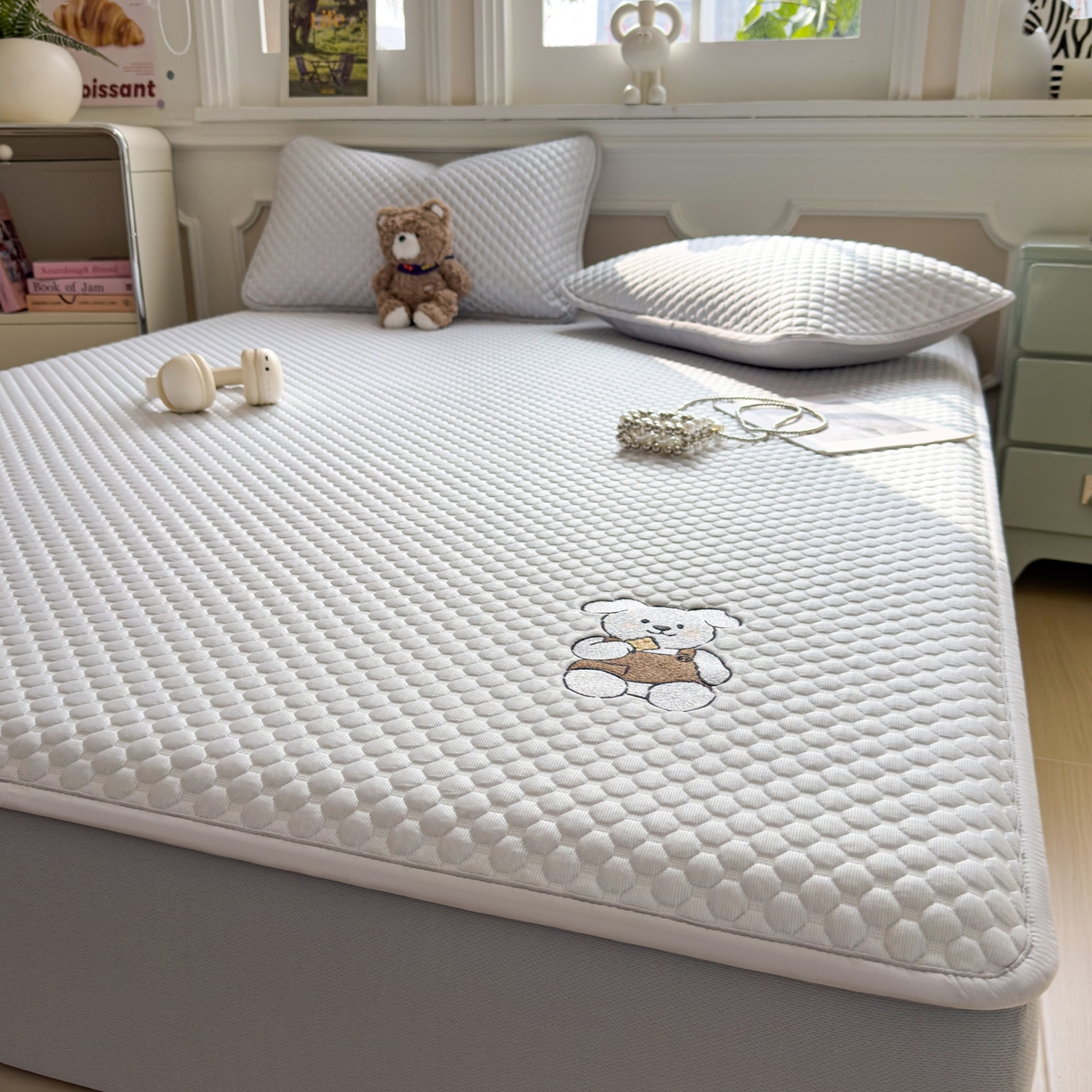 91家纺网 家纺一手货源 找家纺 卡初家居（原微来） 2026新款冰豆豆凉席刺绣款凉席席子-小熊饼干 薇薇蓝-床笠款