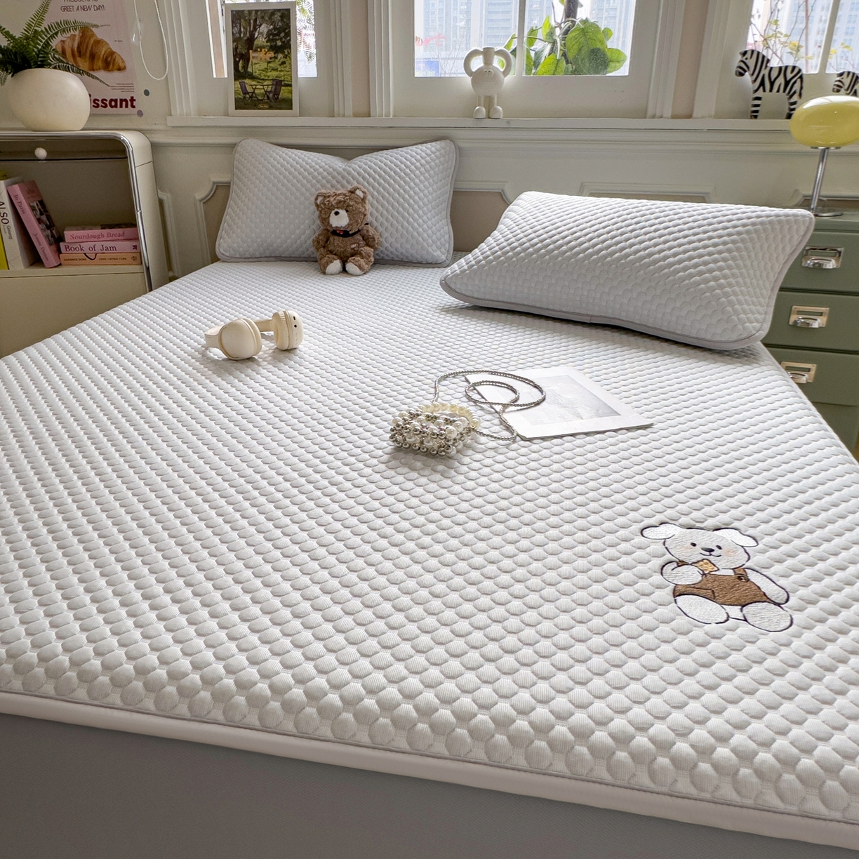 91家纺网 家纺一手货源 找家纺 卡初家居（原微来） 2026新款冰豆豆凉席刺绣款凉席席子-小熊饼干 薇薇蓝-床笠款