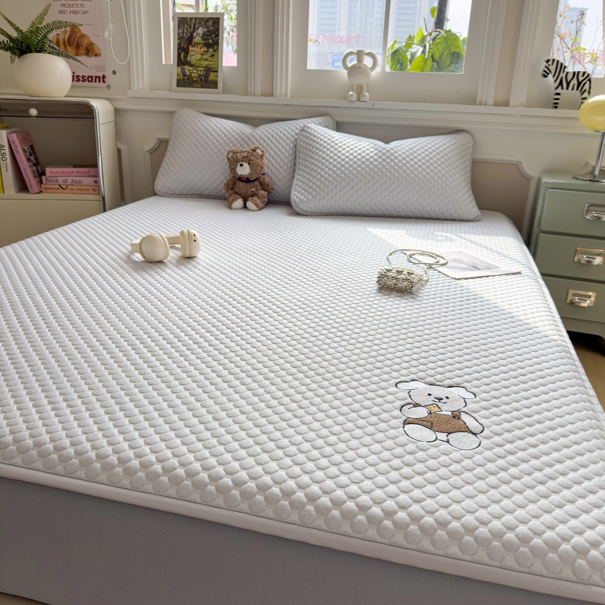 91家纺网 家纺一手货源 找家纺 卡初家居（原微来） 2026新款冰豆豆凉席刺绣款凉席席子-小熊饼干 薇薇蓝-床笠款