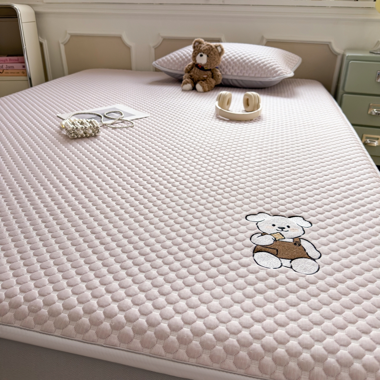 91家纺网 家纺一手货源 找家纺 卡初家居（原微来） 2026新款冰豆豆凉席刺绣款凉席席子-小熊饼干 香芋紫-床笠款