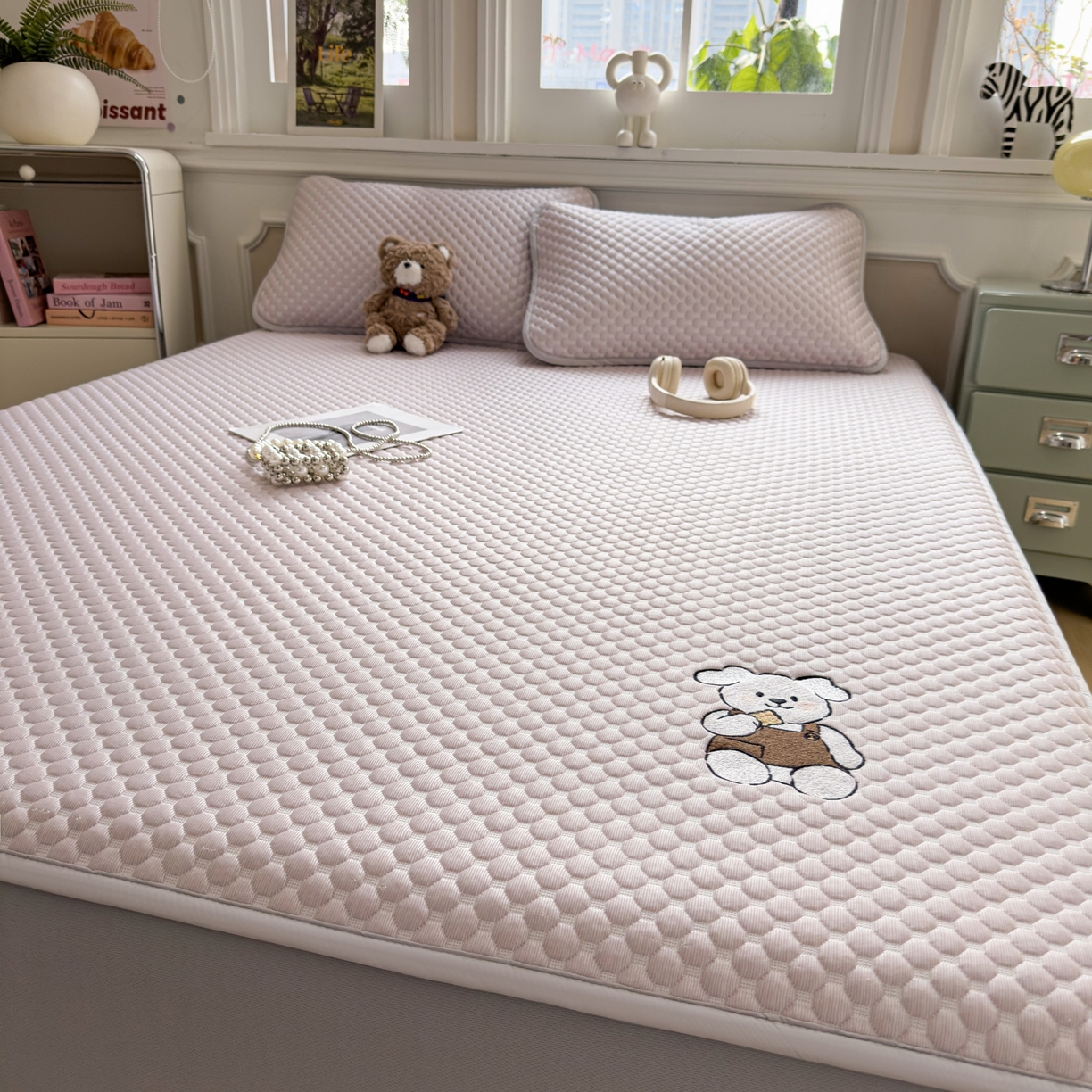 91家纺网 家纺一手货源 找家纺 卡初家居（原微来） 2026新款冰豆豆凉席刺绣款凉席席子-小熊饼干 香芋紫-床笠款