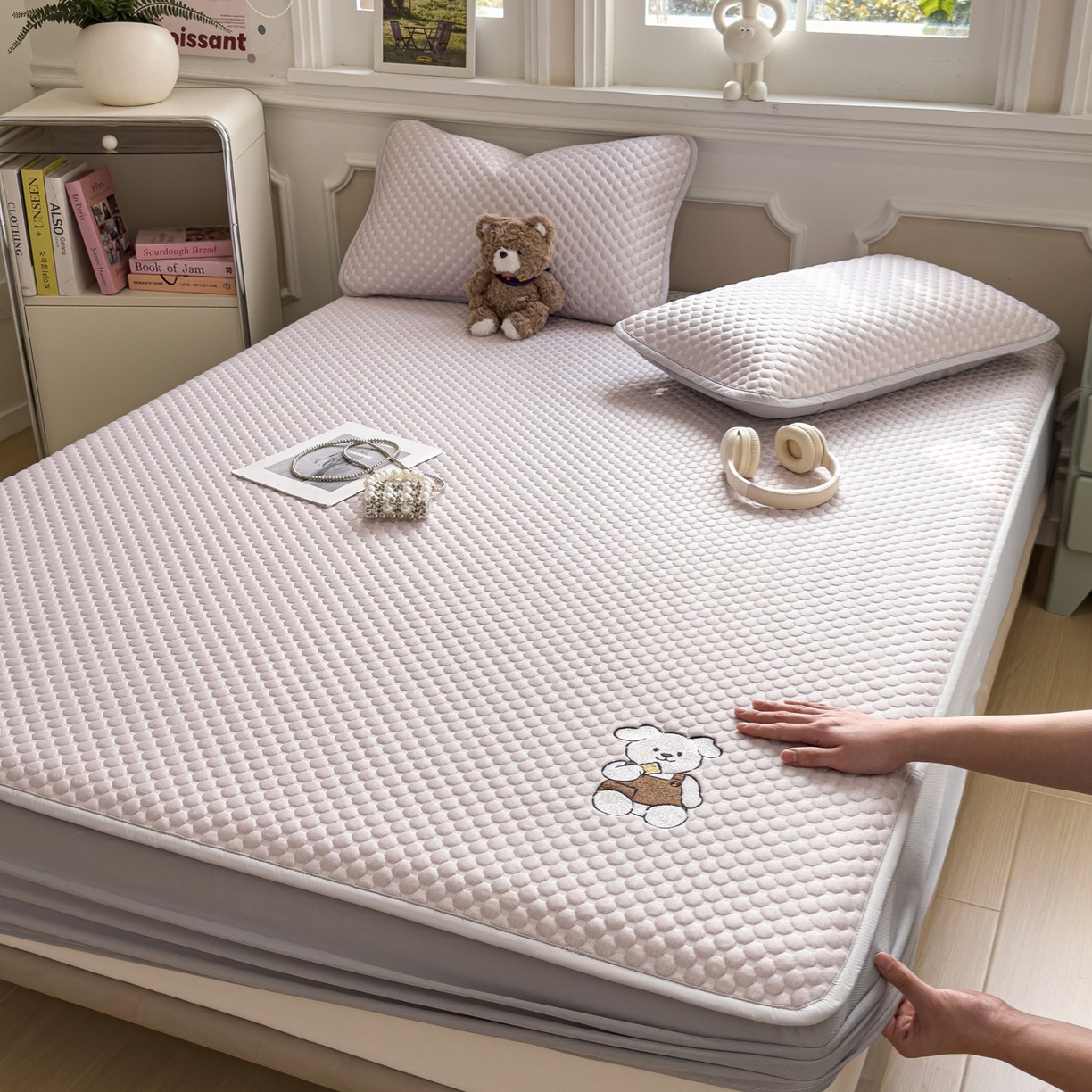 91家纺网 家纺一手货源 找家纺 卡初家居（原微来） 2026新款冰豆豆凉席刺绣款凉席席子-小熊饼干 香芋紫-床笠款