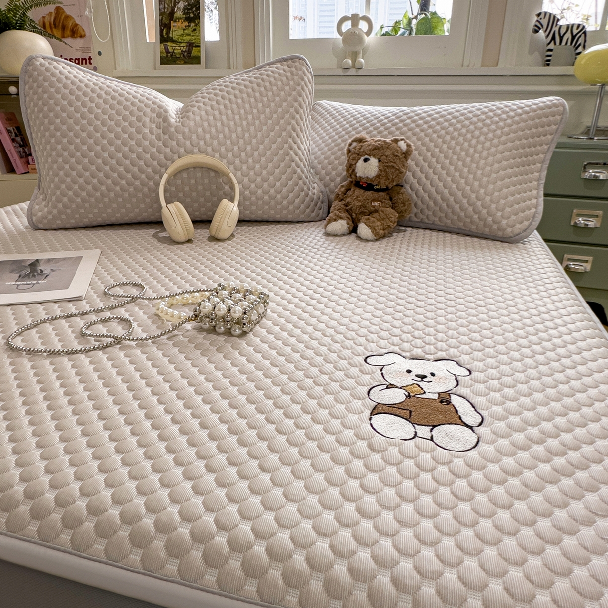 91家纺网 家纺一手货源 找家纺 卡初家居（原微来） 2026新款冰豆豆凉席刺绣款凉席席子-小熊饼干 椰子灰-床笠款