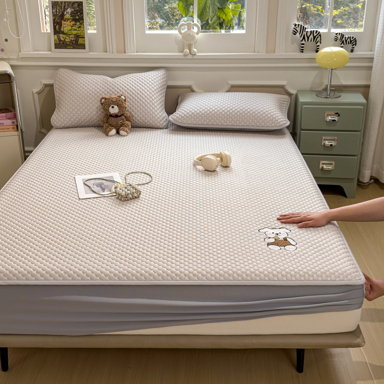 91家纺网 家纺一手货源 找家纺 卡初家居（原微来） 2026新款冰豆豆凉席刺绣款凉席席子-小熊饼干 椰子灰-床笠款