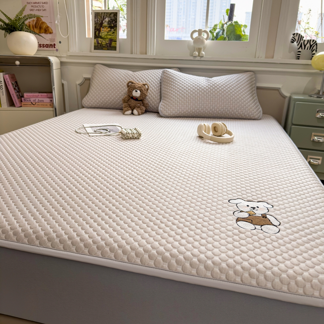 91家纺网 家纺一手货源 找家纺 卡初家居（原微来） 2026新款冰豆豆凉席刺绣款凉席席子-小熊饼干 椰子灰-床笠款