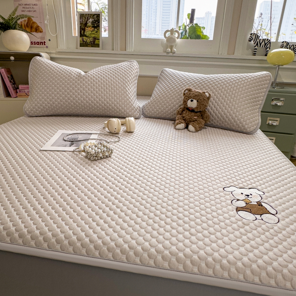 91家纺网 家纺一手货源 找家纺 卡初家居（原微来） 2026新款冰豆豆凉席刺绣款凉席席子-小熊饼干 椰子灰-床笠款