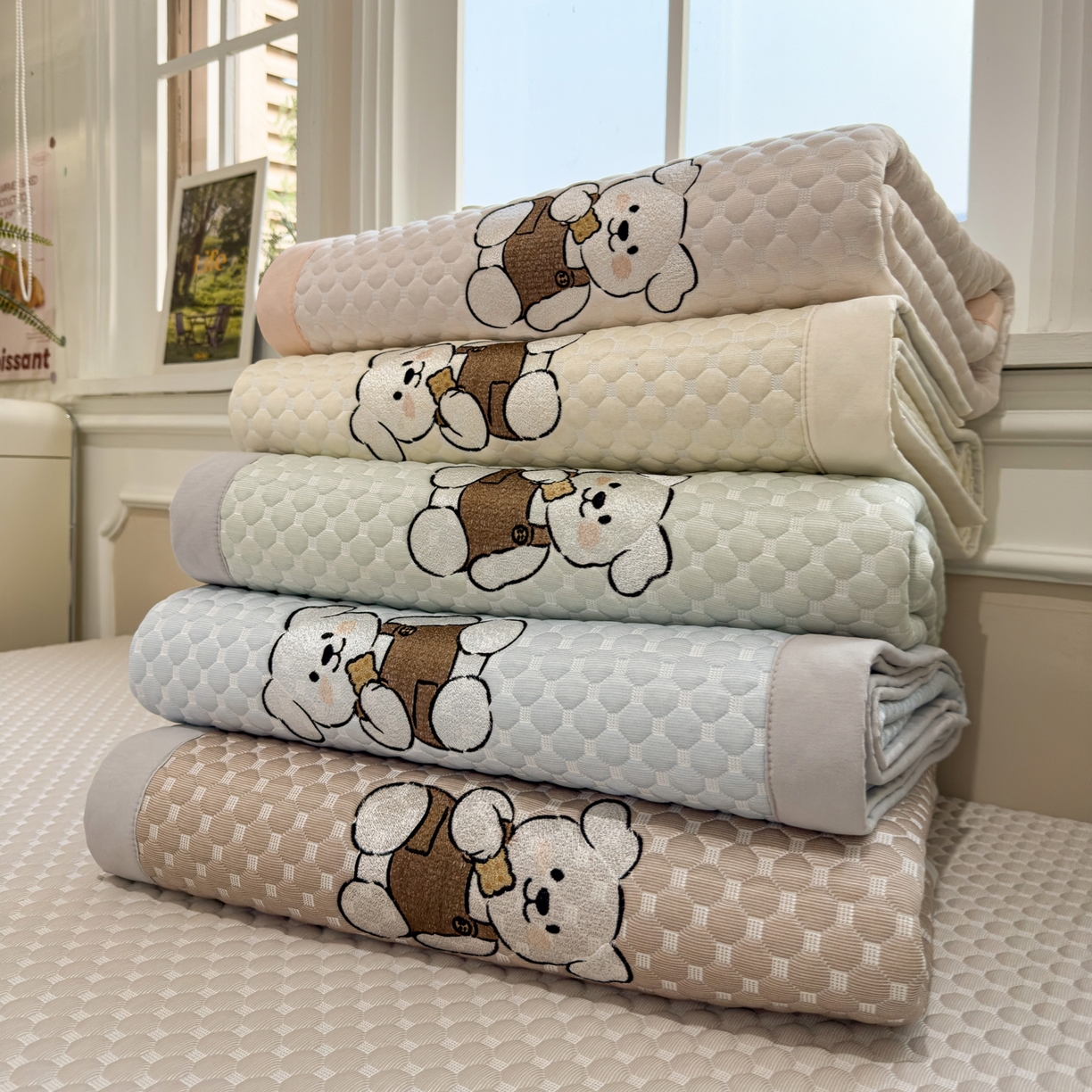 91家纺网 家纺一手货源 找家纺 卡初家居（原微来） 2026新款冰豆豆凉席刺绣款凉席席子-小熊饼干 组合图仅供展示-不可下单