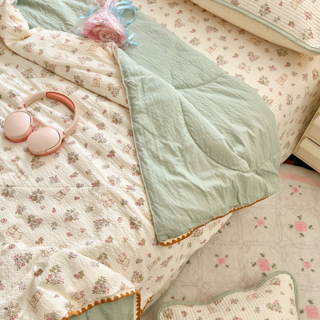 91家纺网 家纺一手货源 找家纺 老帅的工厂店 2026新款三角针泡芙夏被夏被夏凉被空调被床盖四件套 碎花兔