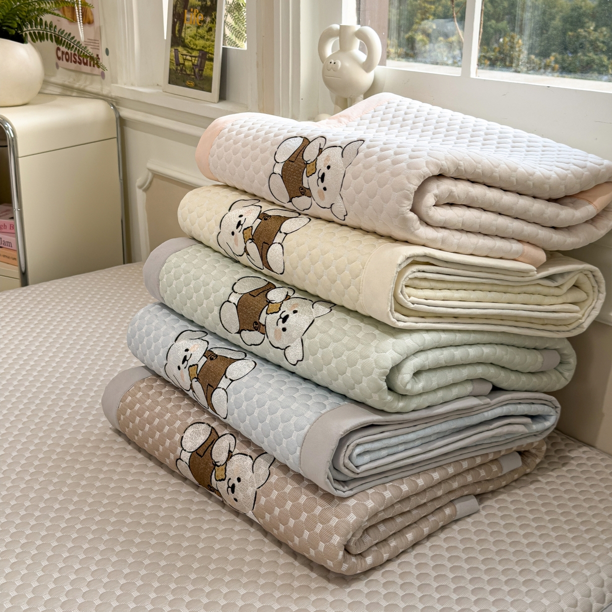 91家纺网 家纺一手货源 找家纺 卡初家居（原微来） 2026新款冰豆豆凉席刺绣款凉席席子-小熊饼干 组合图仅供展示-不可下单