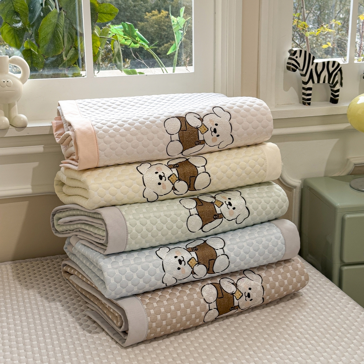 91家纺网 家纺一手货源 找家纺 卡初家居（原微来） 2026新款冰豆豆凉席刺绣款凉席席子-小熊饼干 组合图仅供展示-不可下单