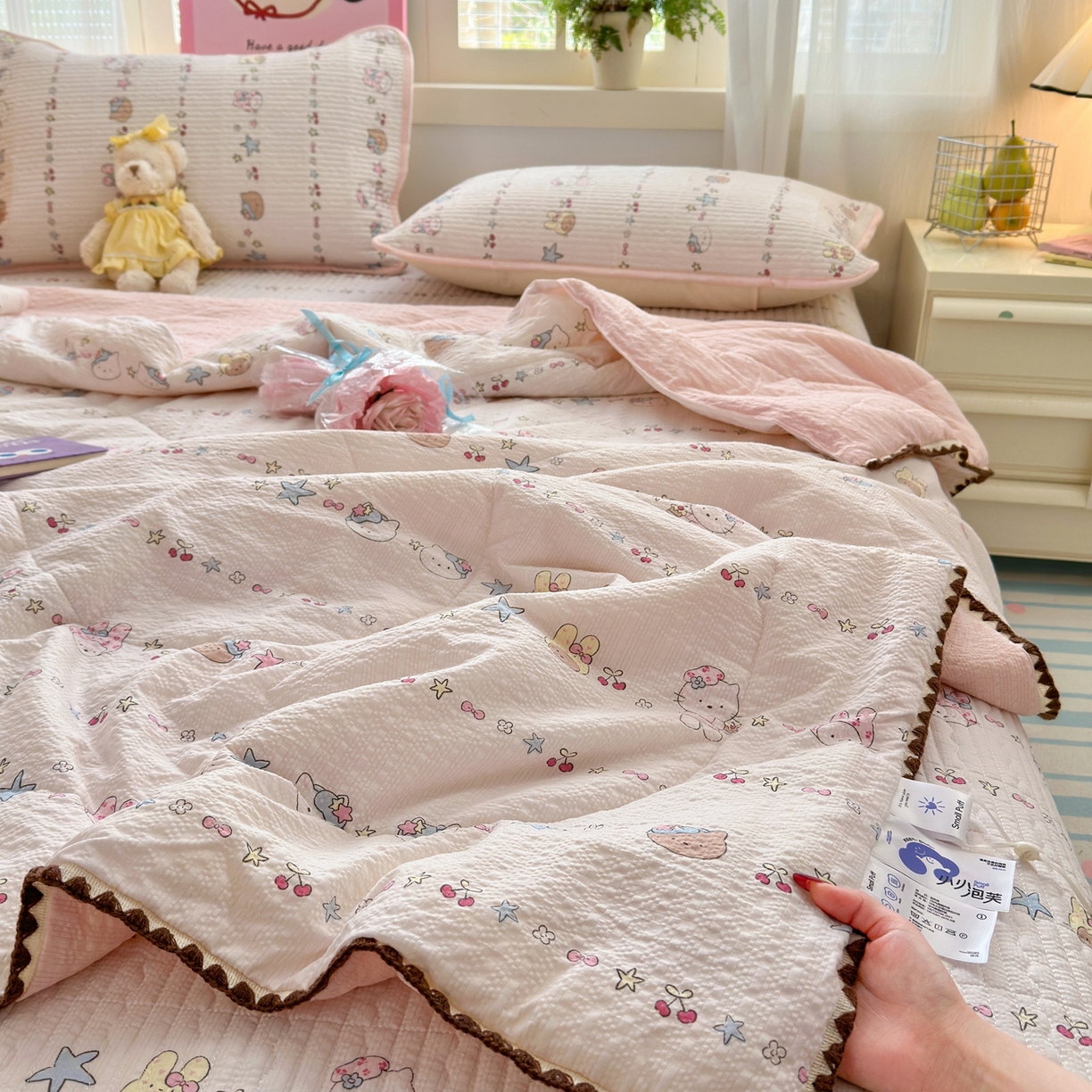 91家纺网 家纺一手货源 找家纺 老帅的工厂店 2026新款三角针泡芙夏被床盖四件套 KITTY星愿