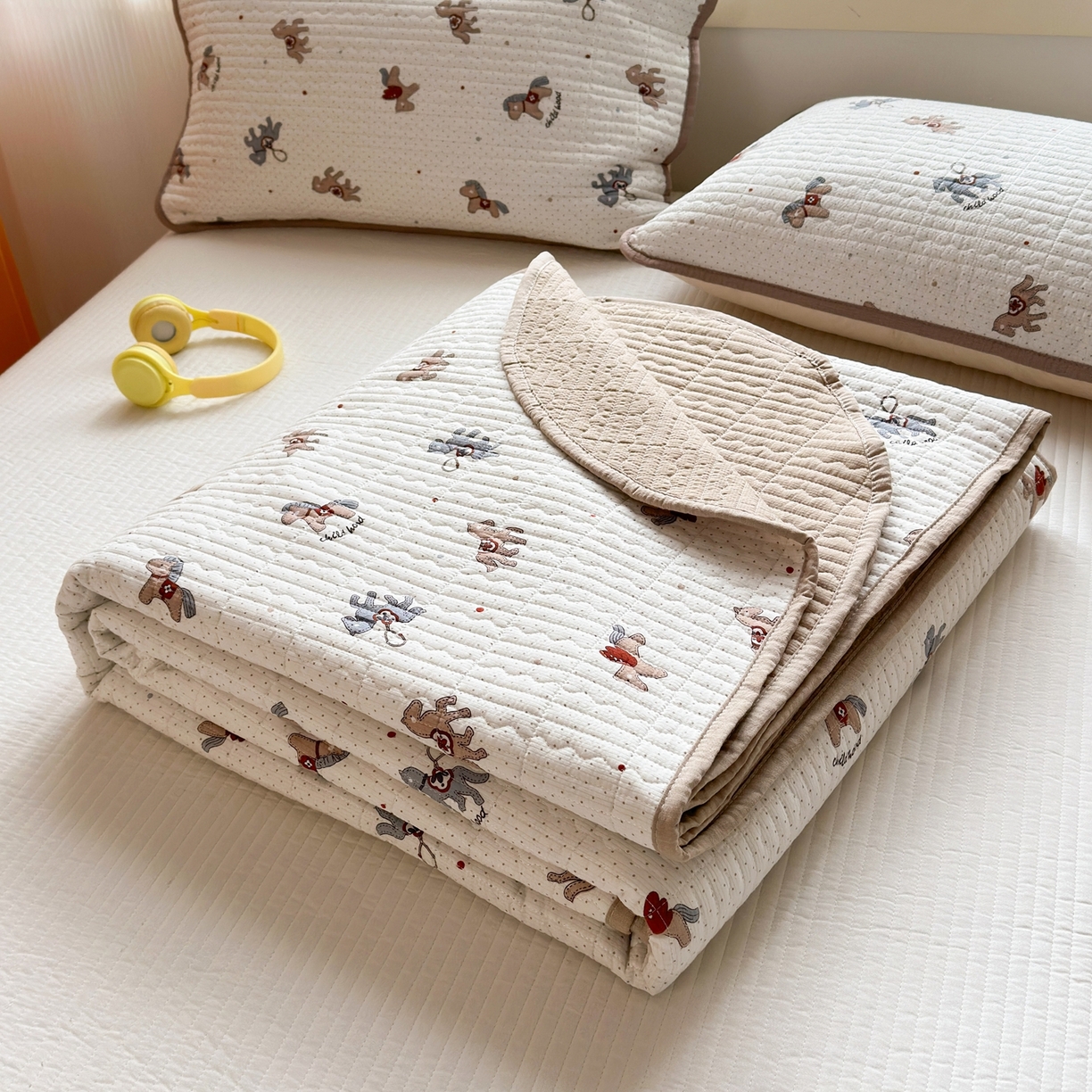 91家纺网 家纺一手货源 找家纺 老帅的工厂店 2026新款三角针泡芙夏被床盖四件套 波点木马