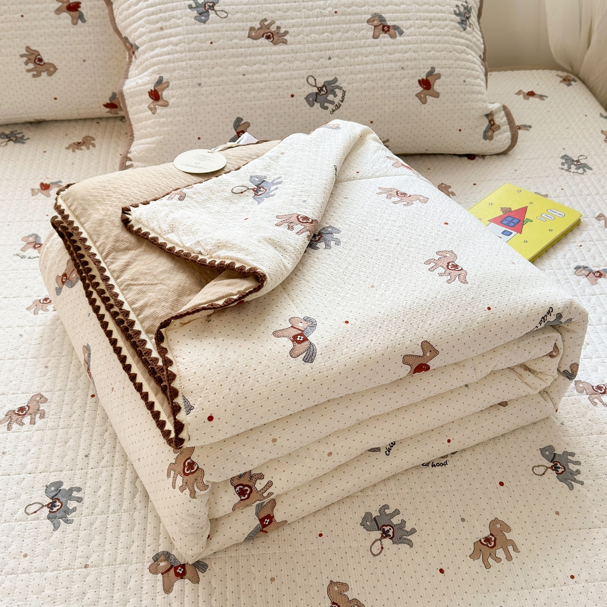 91家纺网 家纺一手货源 找家纺 老帅的工厂店 2026新款三角针泡芙夏被床盖四件套 波点木马