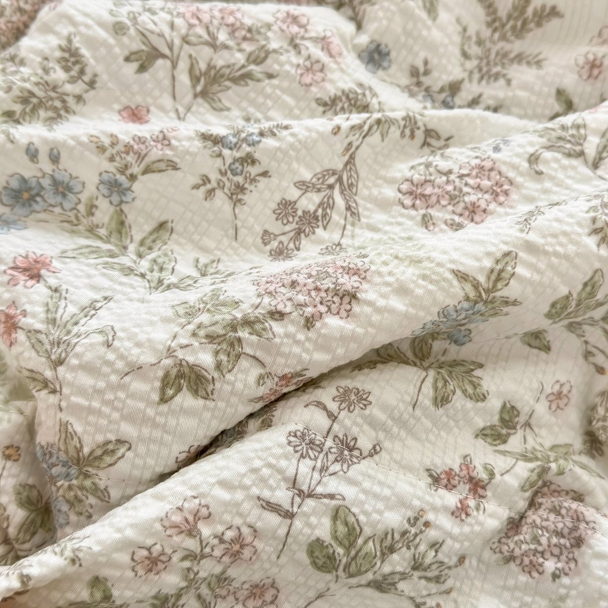 91家纺网 家纺一手货源 找家纺 老帅的工厂店 2026新款三角针泡芙夏被床盖四件套 花信