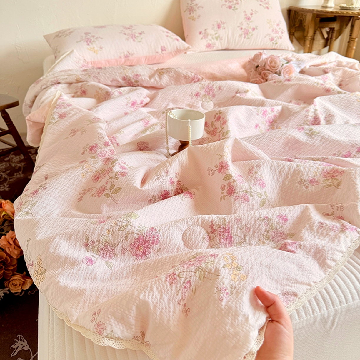 91家纺网 家纺一手货源 找家纺 亿品家纺 2026新款泡芙棉花边款夏被夏凉被空调被 南法假日粉