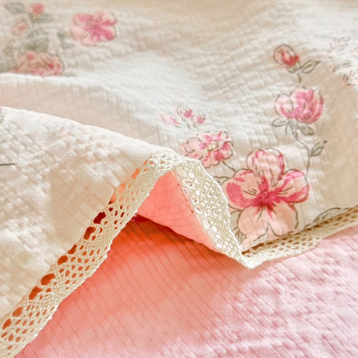 91家纺网 家纺一手货源 找家纺 亿品家纺 2026新款泡芙棉花边款夏被夏凉被空调被 南法假日粉