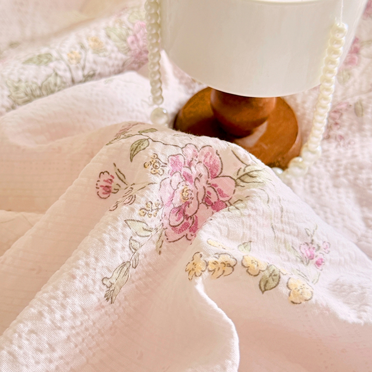 91家纺网 家纺一手货源 找家纺 亿品家纺 2026新款泡芙棉花边款夏被夏凉被空调被 南法假日粉