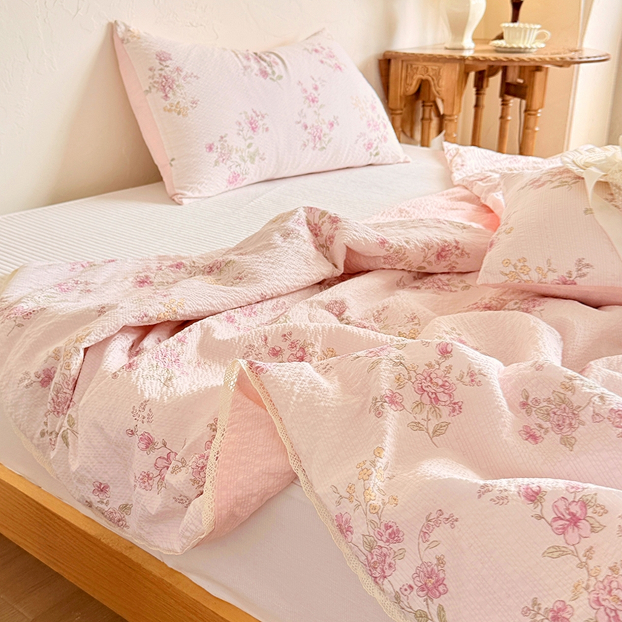 91家纺网 家纺一手货源 找家纺 亿品家纺 2026新款泡芙棉花边款夏被夏凉被空调被 南法假日粉