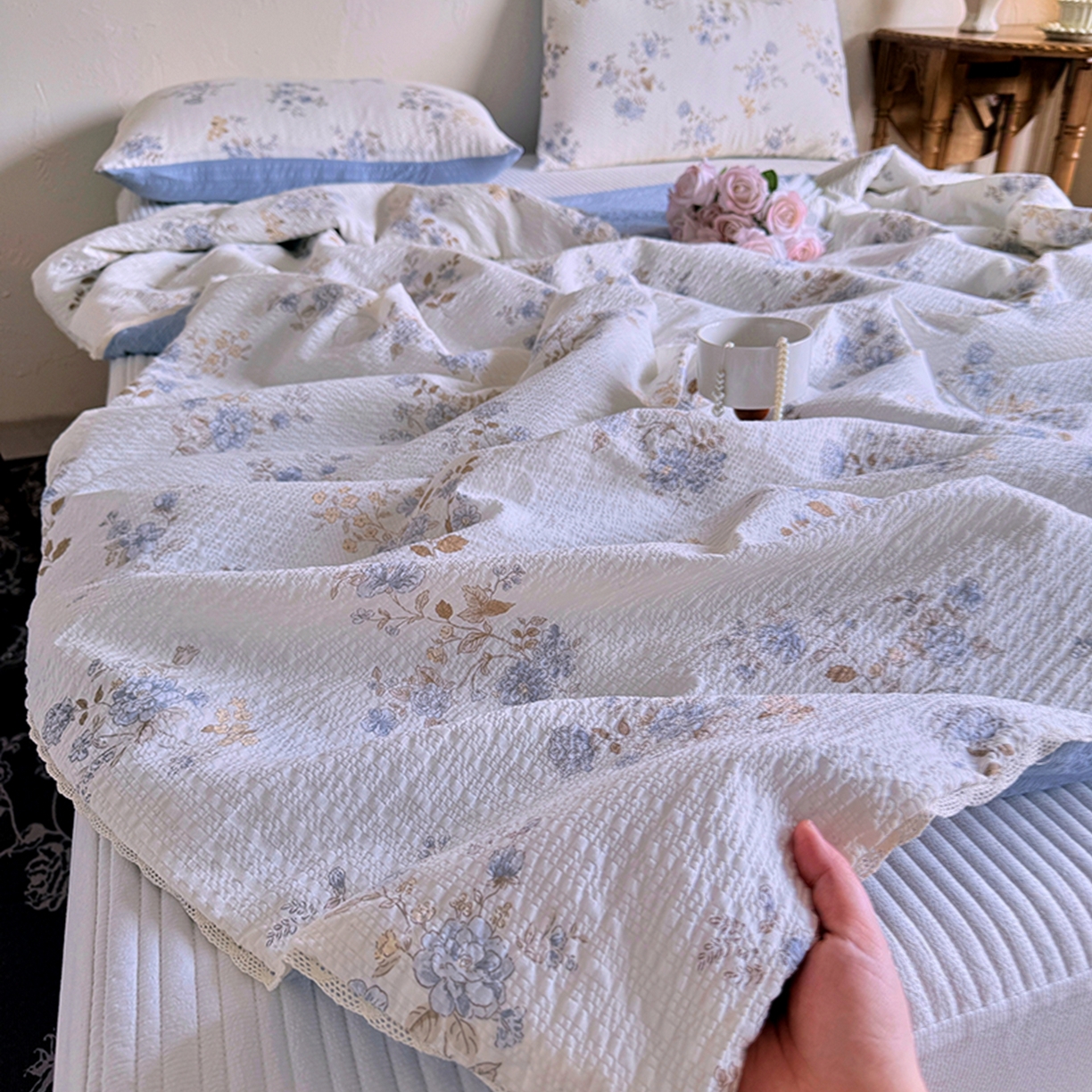 91家纺网 家纺一手货源 找家纺 亿品家纺 2026新款泡芙棉花边款夏被夏凉被空调被 南法假日蓝