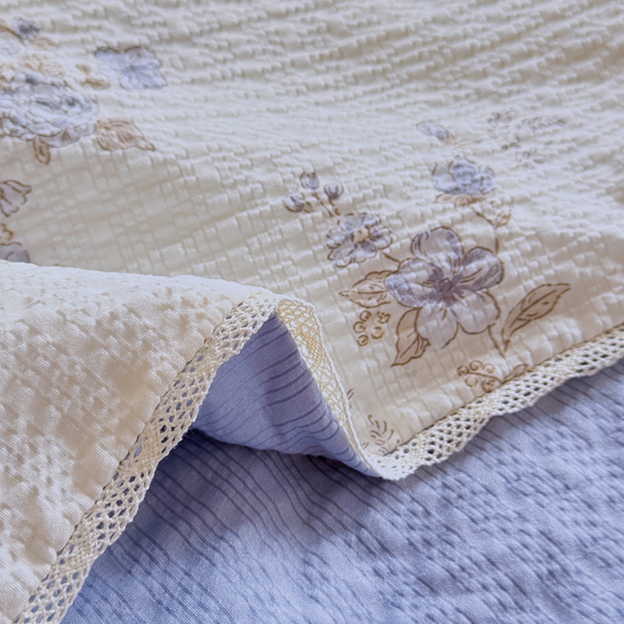 91家纺网 家纺一手货源 找家纺 亿品家纺 2026新款泡芙棉花边款夏被夏凉被空调被 南法假日蓝