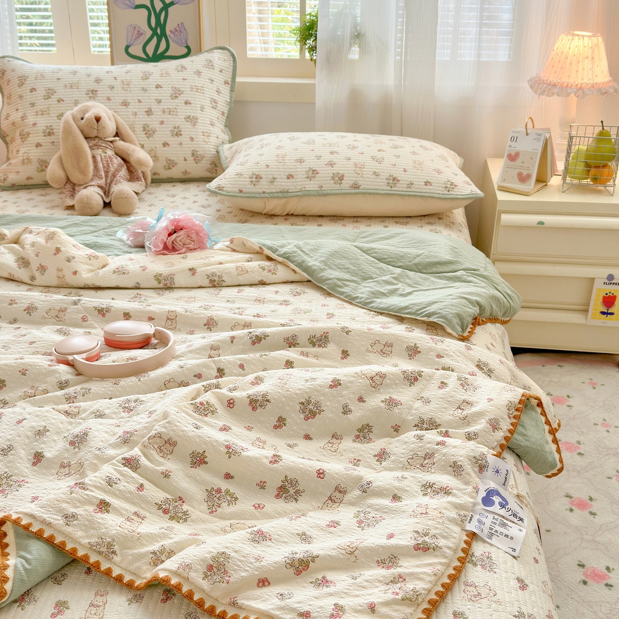 91家纺网 家纺一手货源 找家纺 老帅的工厂店 2026新款三角针泡芙夏被床盖四件套 碎花兔