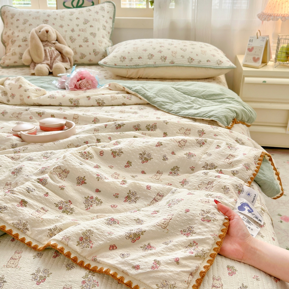 91家纺网 家纺一手货源 找家纺 老帅的工厂店 2026新款三角针泡芙夏被床盖四件套 碎花兔