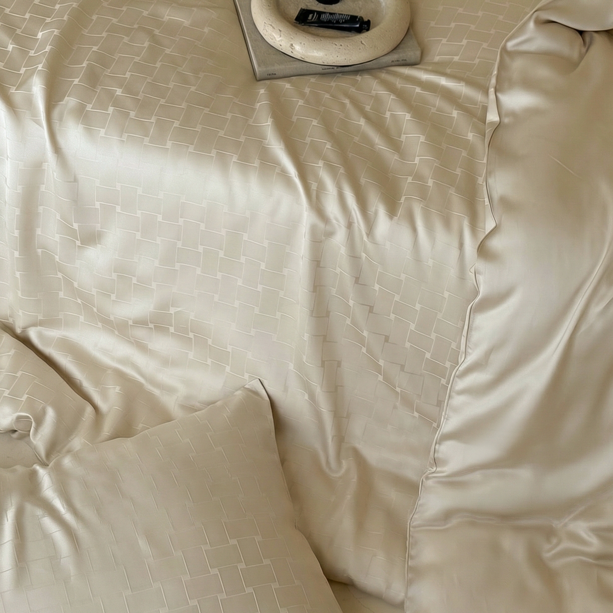 91家纺网 家纺一手货源 找家纺 FORTWO家纺原创设计（FOR TWO家纺） 2026春夏新款60支兰精天丝浮雕提花四件套（[活动报名最低控价(基础价)]具体如下:小号278，中号358，大号398 床笠+10元） 卢浮秘境