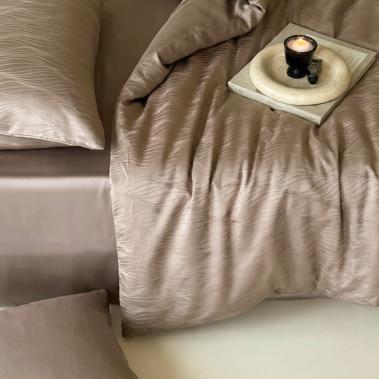 91家纺网 家纺一手货源 找家纺 FORTWO家纺原创设计（FOR TWO家纺） 2026春夏新款60支兰精天丝浮雕提花四件套（[活动报名最低控价(基础价)]具体如下:小号278，中号358，大号398 床笠+10元） 路易斯咖