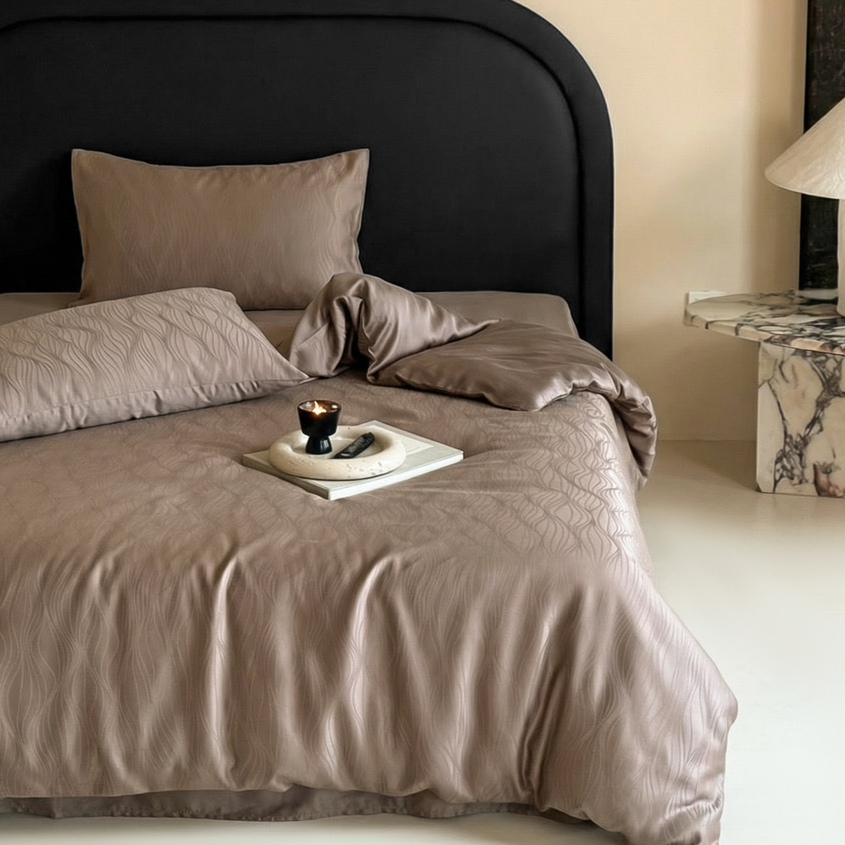 91家纺网 家纺一手货源 找家纺 FORTWO家纺原创设计（FOR TWO家纺） 2026春夏新款60支兰精天丝浮雕提花四件套（[活动报名最低控价(基础价)]具体如下:小号278，中号358，大号398 床笠+10元） 路易斯咖