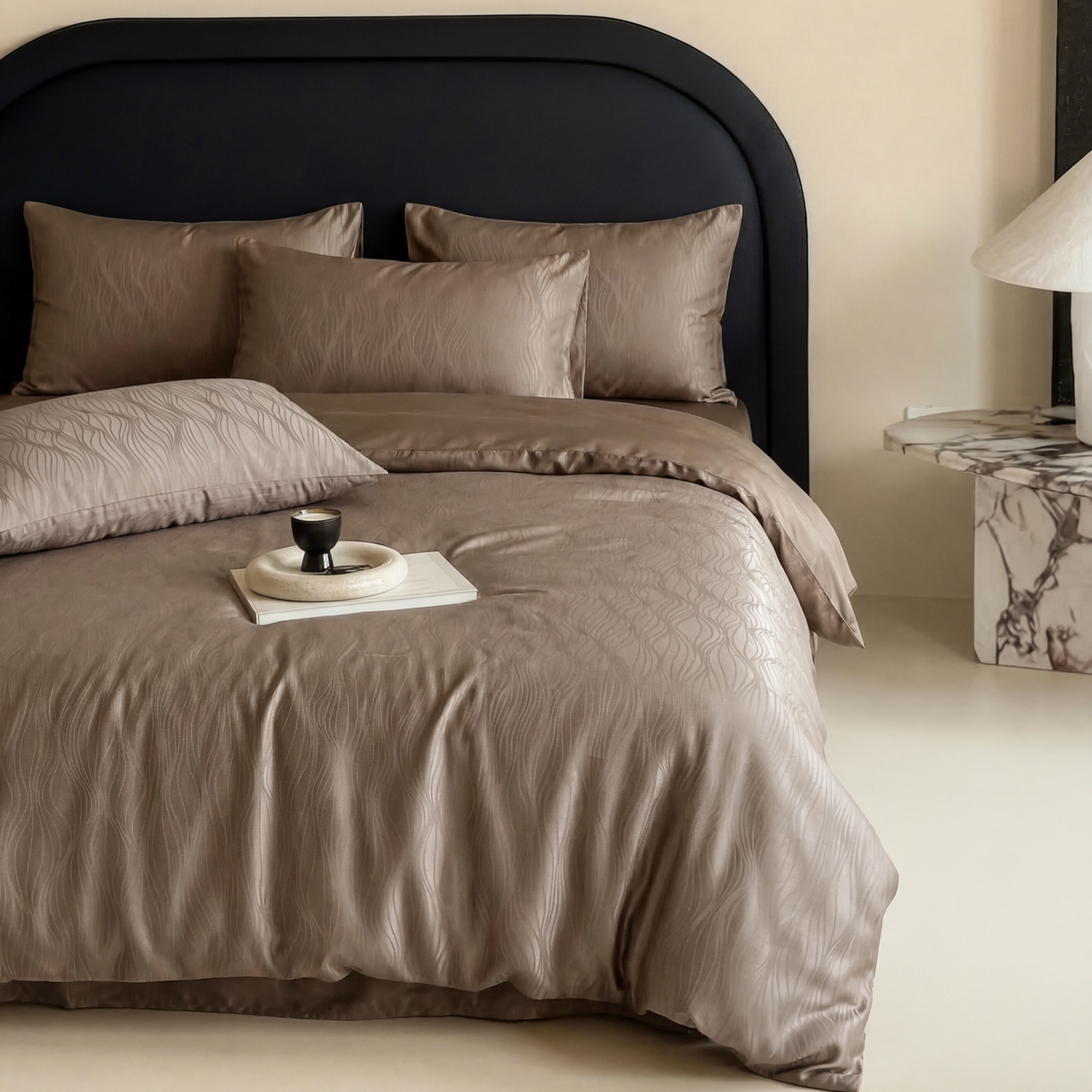 91家纺网 家纺一手货源 找家纺 FORTWO家纺原创设计（FOR TWO家纺） 2026春夏新款60支兰精天丝浮雕提花四件套（[活动报名最低控价(基础价)]具体如下:小号278，中号358，大号398 床笠+10元） 路易斯咖