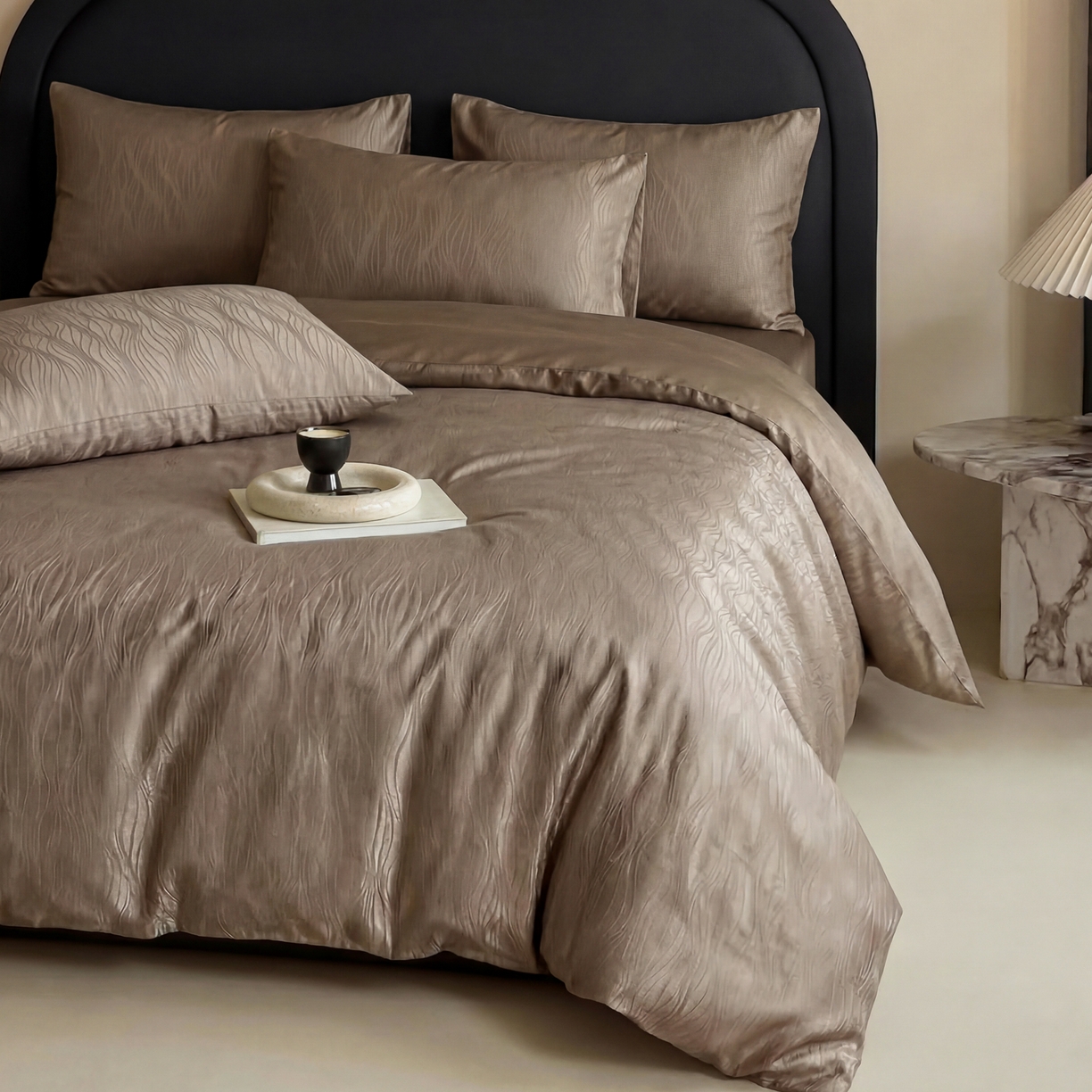 91家纺网 家纺一手货源 找家纺 FORTWO家纺原创设计（FOR TWO家纺） 2026春夏新款60支兰精天丝浮雕提花四件套（[活动报名最低控价(基础价)]具体如下:小号278，中号358，大号398 床笠+10元） 路易斯咖