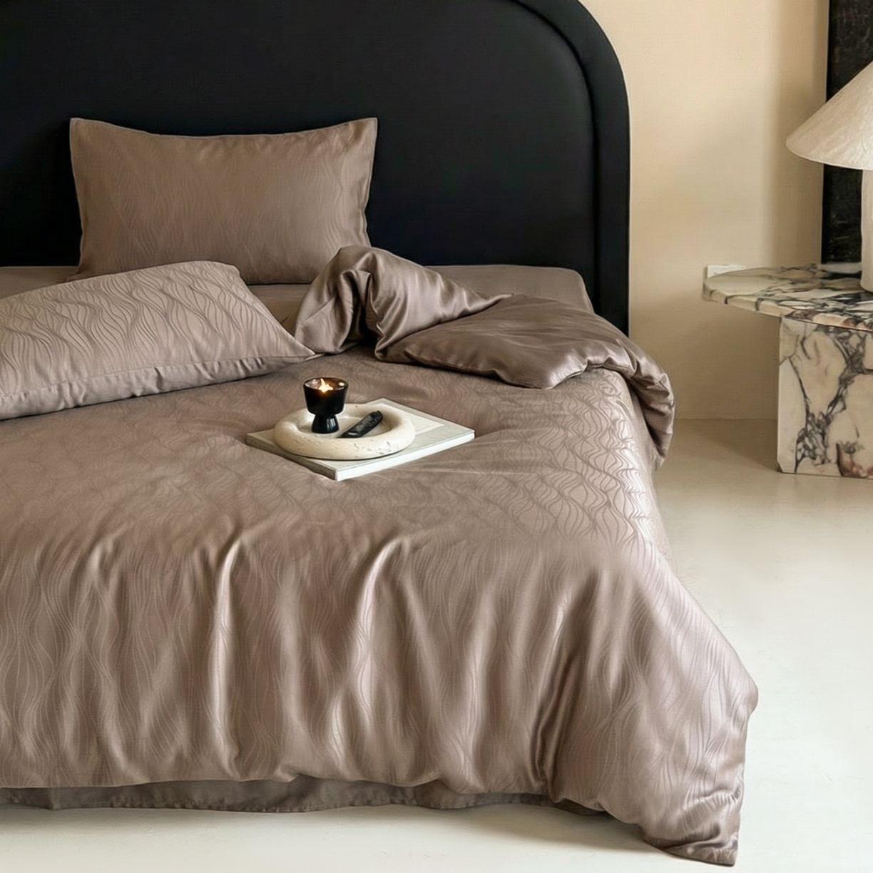 91家纺网 家纺一手货源 找家纺 FORTWO家纺原创设计（FOR TWO家纺） 2026春夏新款60支兰精天丝浮雕提花四件套（[活动报名最低控价(基础价)]具体如下:小号278，中号358，大号398 床笠+10元） 路易斯咖