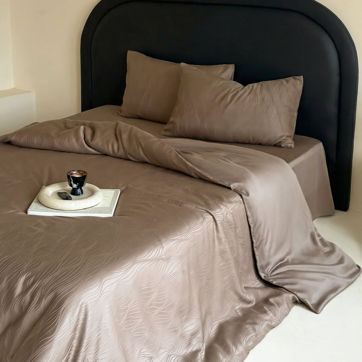 91家纺网 家纺一手货源 找家纺 FORTWO家纺原创设计（FOR TWO家纺） 2026春夏新款60支兰精天丝浮雕提花四件套（[活动报名最低控价(基础价)]具体如下:小号278，中号358，大号398 床笠+10元） 路易斯咖