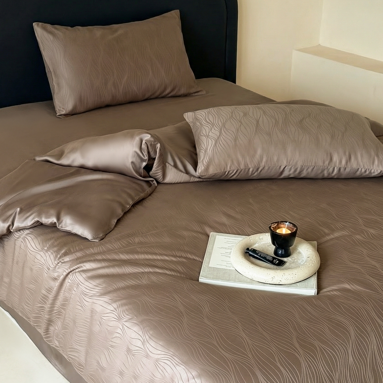 91家纺网 家纺一手货源 找家纺 FORTWO家纺原创设计（FOR TWO家纺） 2026春夏新款60支兰精天丝浮雕提花四件套（[活动报名最低控价(基础价)]具体如下:小号278，中号358，大号398 床笠+10元） 路易斯咖