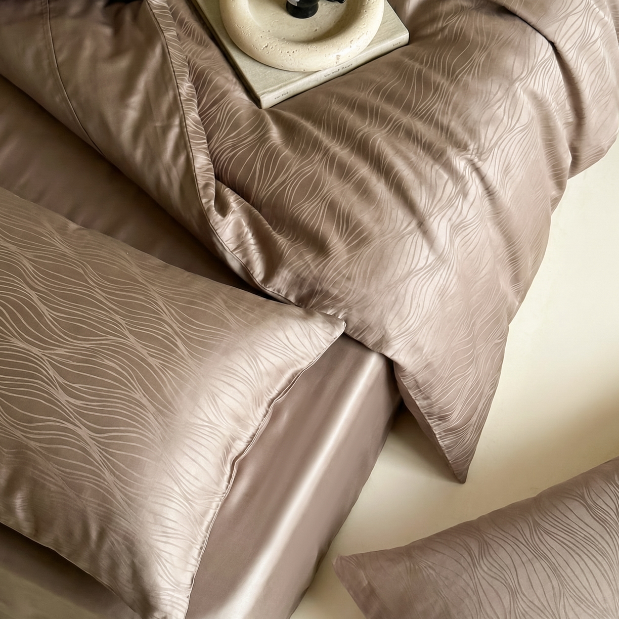 91家纺网 家纺一手货源 找家纺 FORTWO家纺原创设计（FOR TWO家纺） 2026春夏新款60支兰精天丝浮雕提花四件套（[活动报名最低控价(基础价)]具体如下:小号278，中号358，大号398 床笠+10元） 路易斯咖