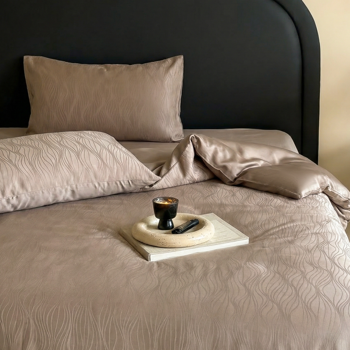 91家纺网 家纺一手货源 找家纺 FORTWO家纺原创设计（FOR TWO家纺） 2026春夏新款60支兰精天丝浮雕提花四件套（[活动报名最低控价(基础价)]具体如下:小号278，中号358，大号398 床笠+10元） 路易斯咖