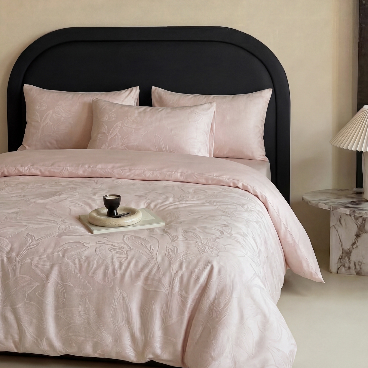 91家纺网 家纺一手货源 找家纺 FORTWO家纺原创设计（FOR TWO家纺） 2026春夏新款60支兰精天丝浮雕提花四件套（[活动报名最低控价(基础价)]具体如下:小号278，中号358，大号398 床笠+10元） 拾花入梦