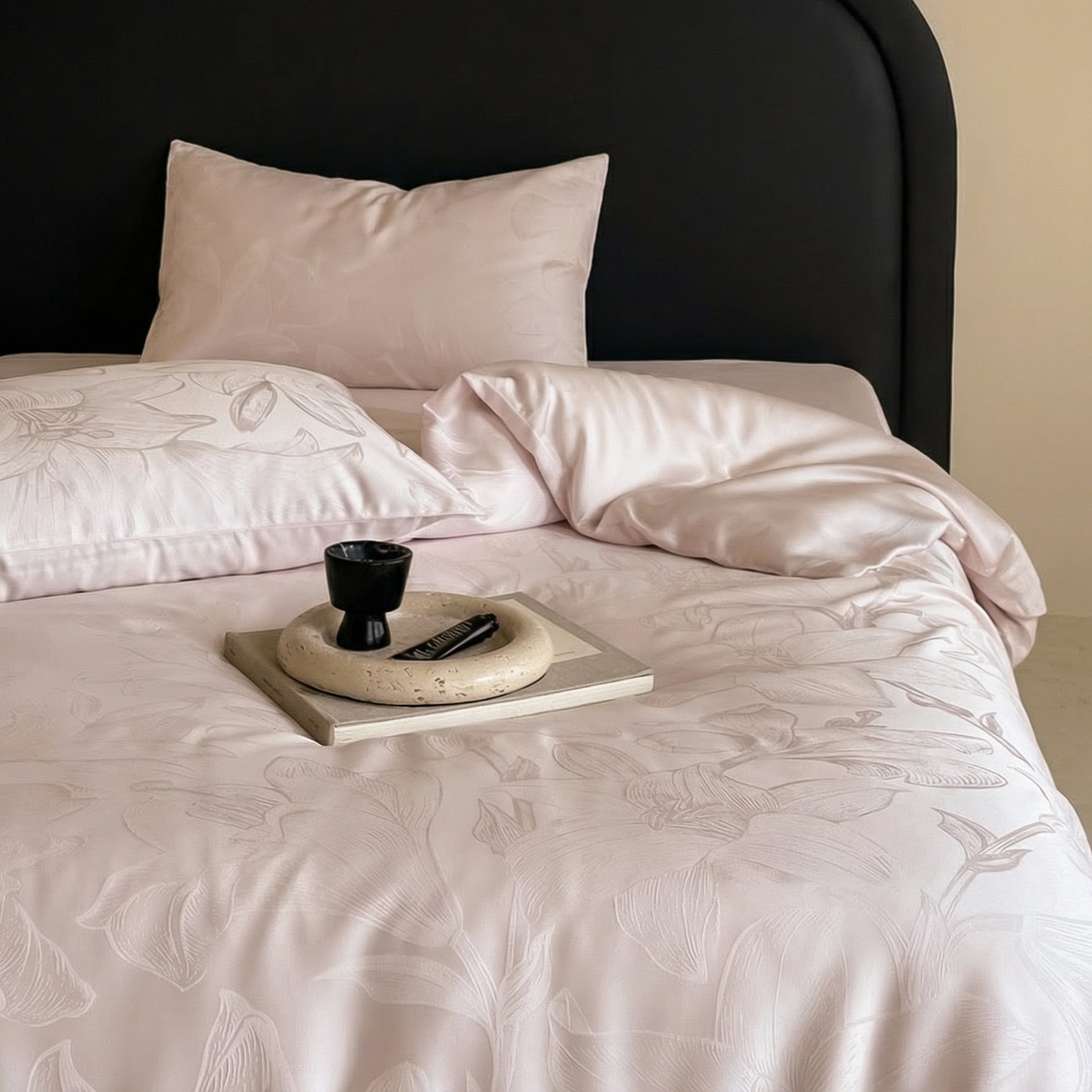 91家纺网 家纺一手货源 找家纺 FORTWO家纺原创设计（FOR TWO家纺） 2026春夏新款60支兰精天丝浮雕提花四件套（[活动报名最低控价(基础价)]具体如下:小号278，中号358，大号398 床笠+10元） 拾花入梦