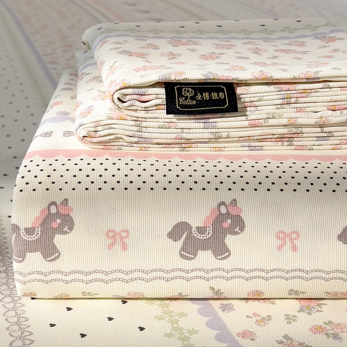 91家纺网 家纺一手货源 找家纺 芃成家纺 2026春夏新款全棉纯棉加厚老粗布单床单床单单件床单三件套 萌萌木马