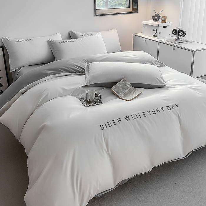 91家纺网 家纺一手货源 找家纺 啊雅家居 2026新款双拼绣花四季款磨毛三件套四件套床单款床笠款 奶白加奶浅灰