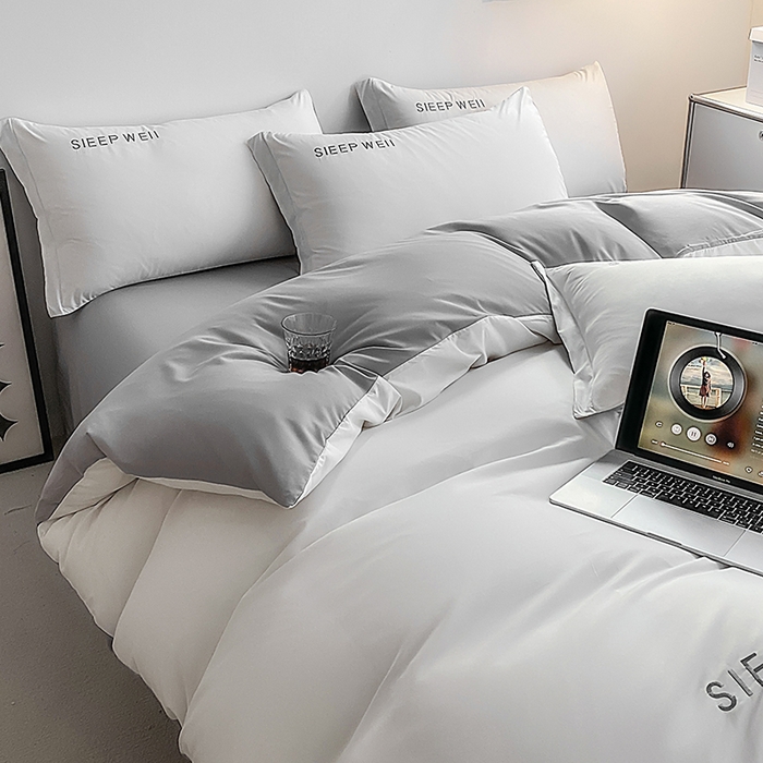 91家纺网 家纺一手货源 找家纺 啊雅家居 2026新款双拼绣花四季款磨毛三件套四件套床单款床笠款 奶白加奶浅灰