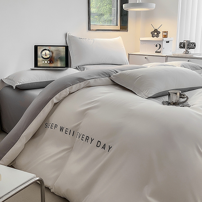 91家纺网 家纺一手货源 找家纺 啊雅家居 2026新款双拼绣花四季款磨毛三件套四件套床单款床笠款 奶白加奶浅灰