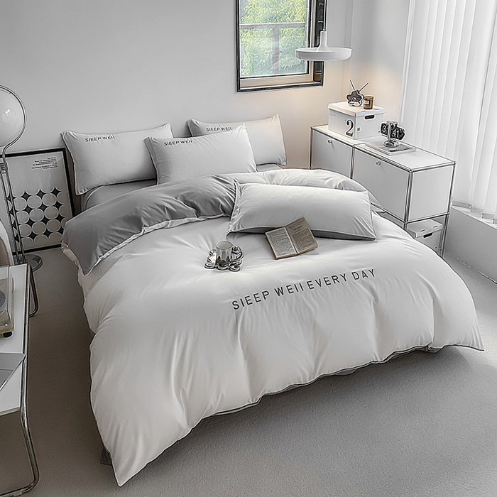 91家纺网 家纺一手货源 找家纺 啊雅家居 2026新款双拼绣花四季款磨毛三件套四件套床单款床笠款 奶白加奶浅灰