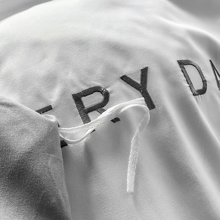 91家纺网 家纺一手货源 找家纺 啊雅家居 2026新款双拼绣花四季款磨毛三件套四件套床单款床笠款 奶白加奶浅灰