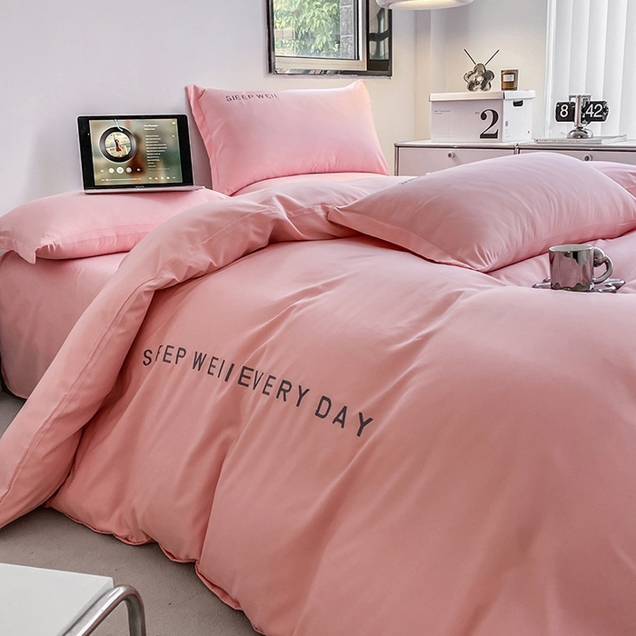 91家纺网 家纺一手货源 找家纺 啊雅家居 2026新款双拼绣花四季款磨毛三件套四件套床单款床笠款 奶粉