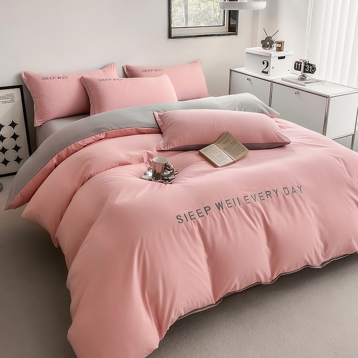 91家纺网 家纺一手货源 找家纺 啊雅家居 2026新款双拼绣花四季款磨毛三件套四件套床单款床笠款 奶粉加奶浅灰