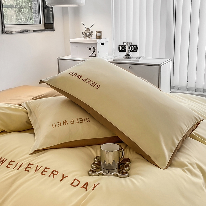 91家纺网 家纺一手货源 找家纺 啊雅家居 2026新款双拼绣花四季款磨毛三件套四件套床单款床笠款 奶黄加奶咖