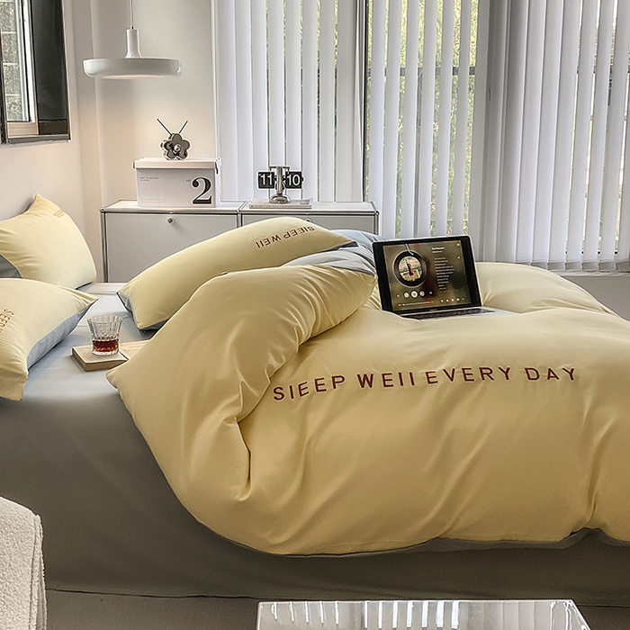 91家纺网 家纺一手货源 找家纺 啊雅家居 2026新款双拼绣花四季款磨毛三件套四件套床单款床笠款 奶黄加奶浅灰