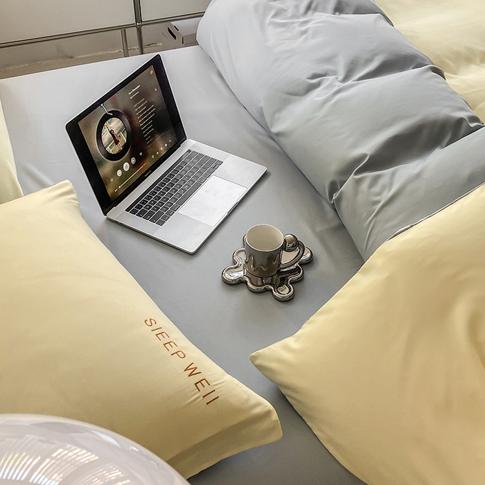 91家纺网 家纺一手货源 找家纺 啊雅家居 2026新款双拼绣花四季款磨毛三件套四件套床单款床笠款 奶黄加奶浅灰